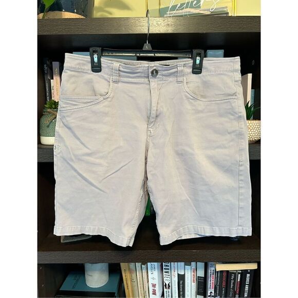 🐿️ Under Armour Golf Shorts Men’s Fitted Gray Flat Front Chino Shorts Size 38 - Picture 1 of 8